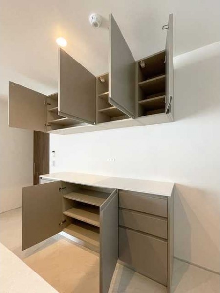 備え付けのカップボードもあります