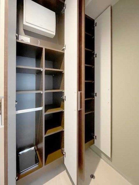 玄関には高さ調節の出来るシューズクローゼット