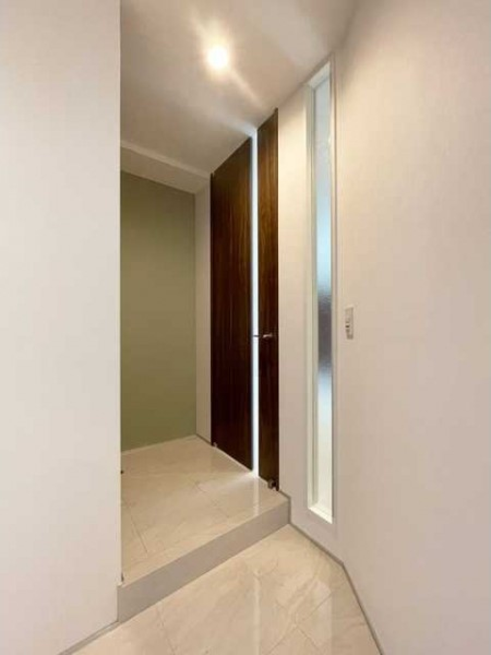 この細いスリットがまたおしゃれなんですよね