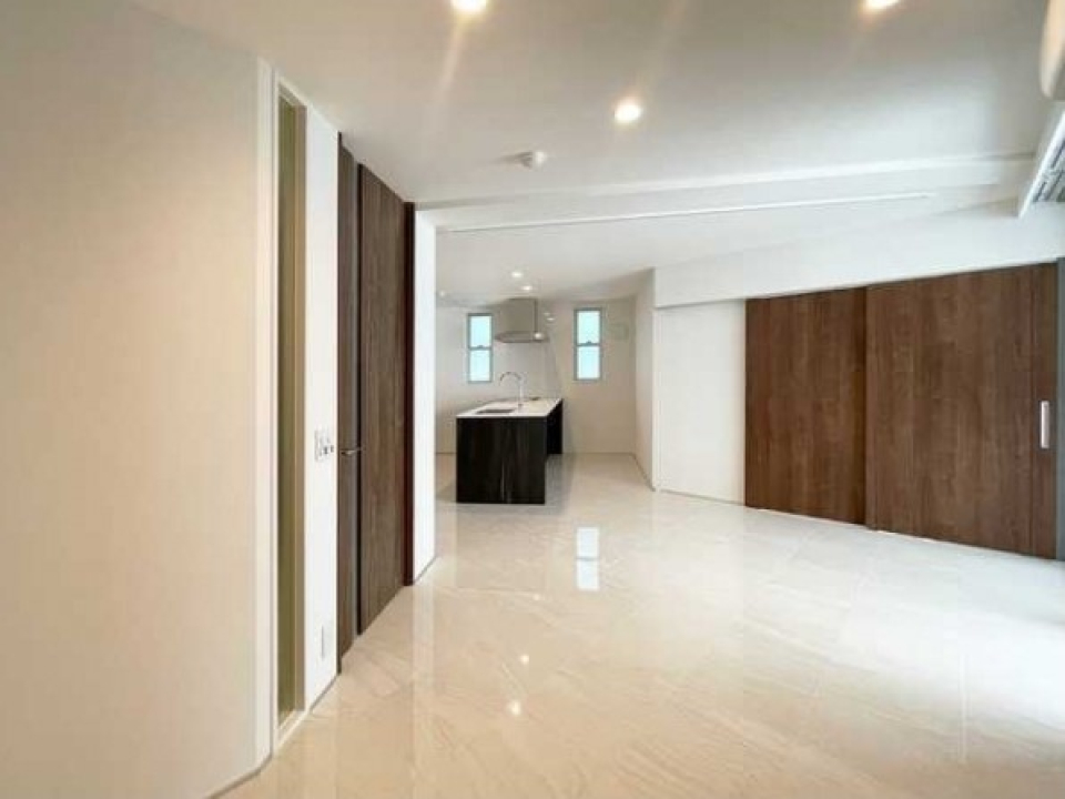 艶のある床でオトナっぽい空間