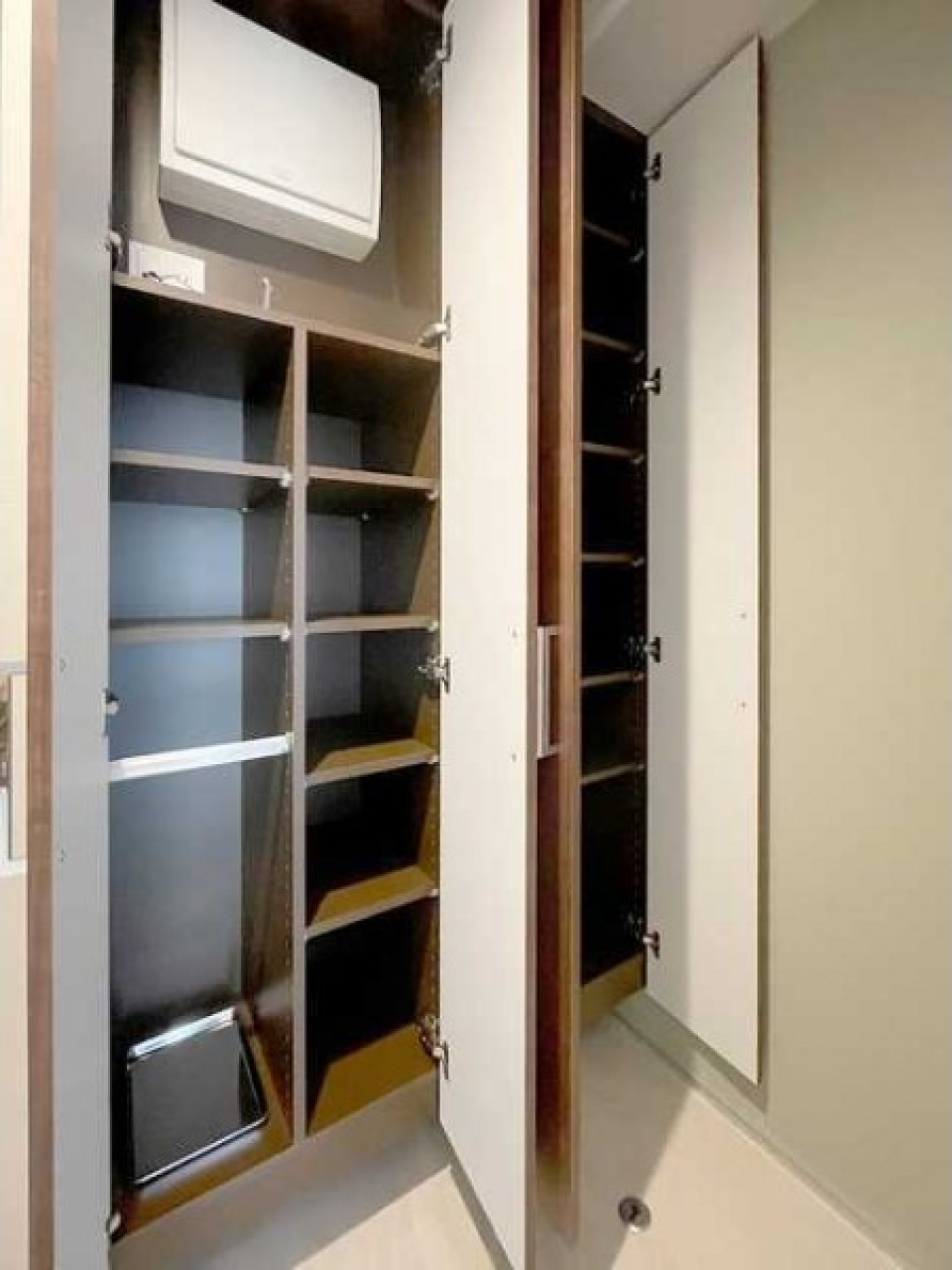 玄関には高さ調節の出来るシューズクローゼット