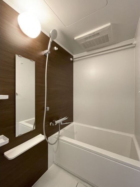 浴室乾燥機能付きのバスルーム