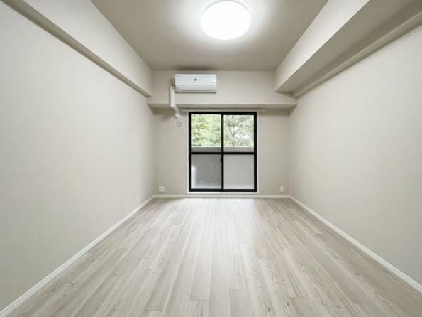 街路樹の緑でリラックス感のあるお部屋に