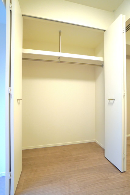 収納を開けた時の様子。※写真は同タイプ住戸です。