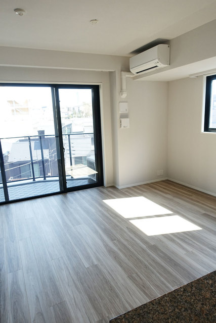 キッチンからはリビングとバルコニーを望むことができます。※写真は同タイプ住戸です。