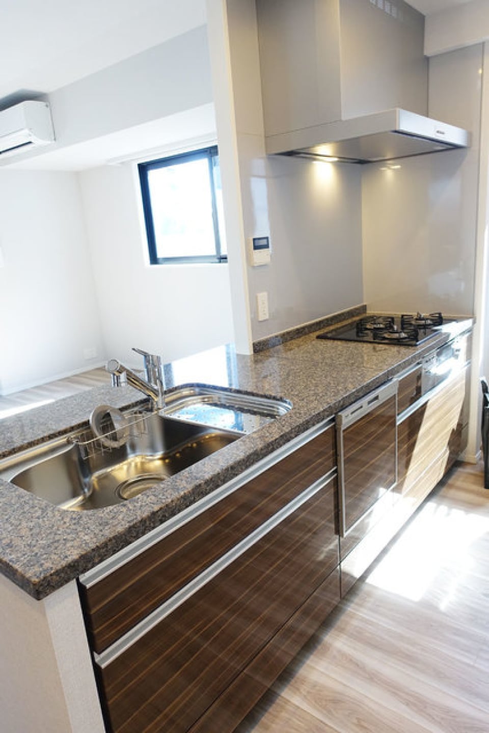 3口のガスコンロが導入されたキッチン。※写真は同タイプ住戸です。