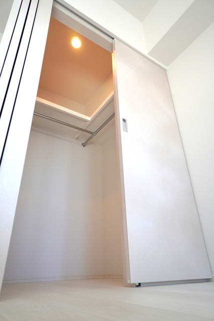 洋室のウォークインクローゼットです。※写真は同タイプ住戸です。