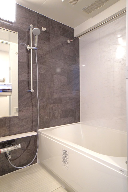 落ち着いたトーンのパネルです。※写真は同タイプ住戸です。