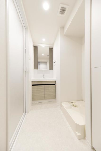洗面台と洗濯置き場です。
※写真は同タイプ住戸です。
