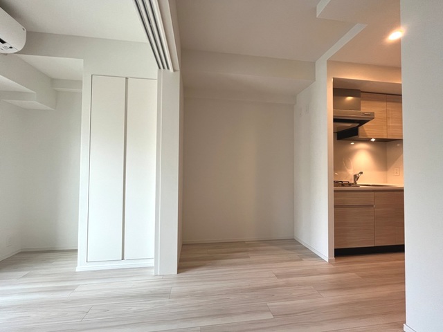 ５．２帖のダイニングキッチンと４．３帖の洋室がお隣同士です。※写真は同タイプ住戸です。