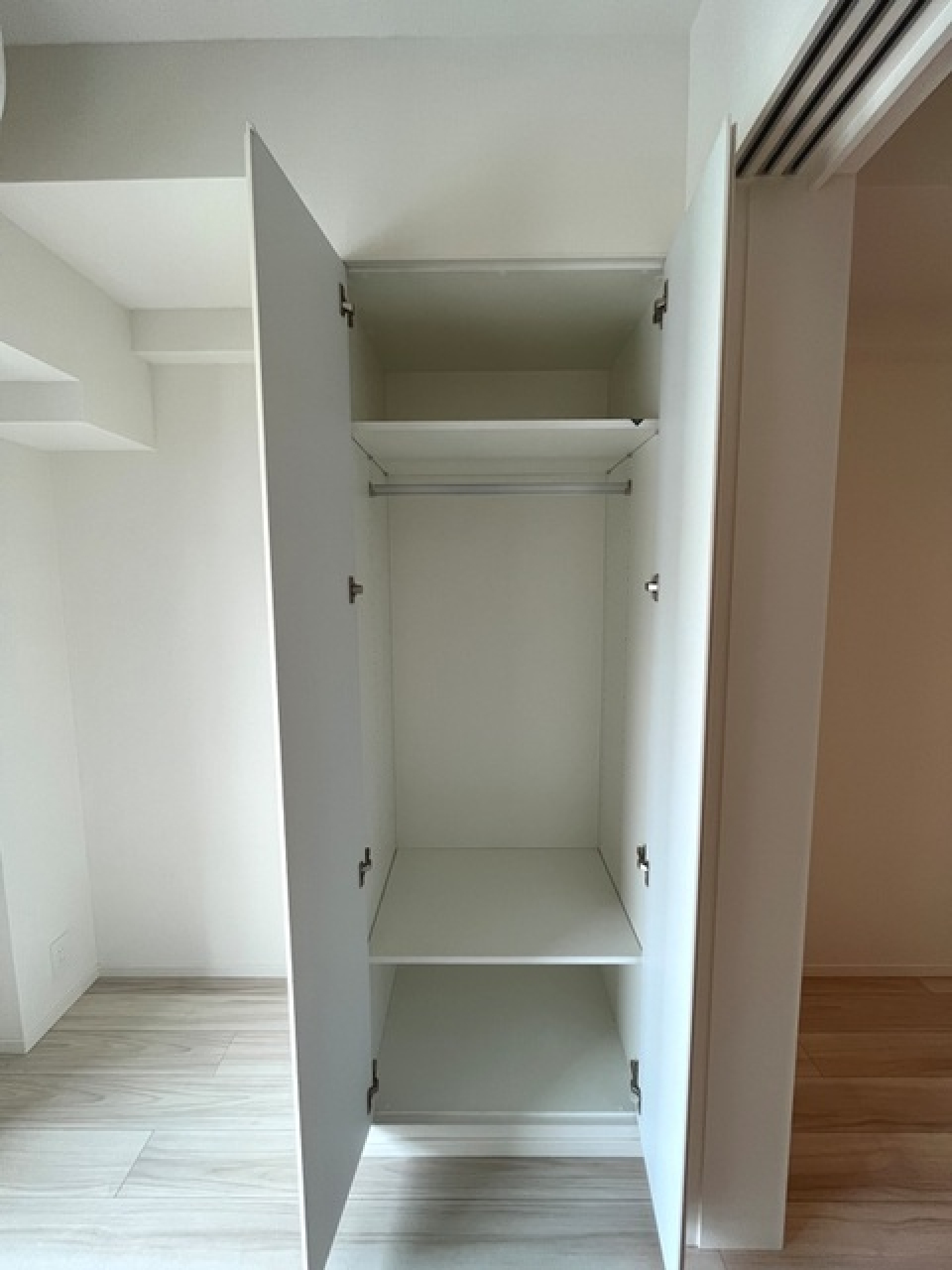 収納を開けた時の様子。※写真は同タイプ住戸です。