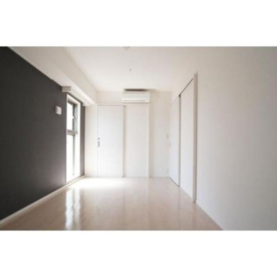 7.5帖の洋室の様子。ダークなパネルから落ち着いた印象を感じます。※写真は同タイプ住戸です。