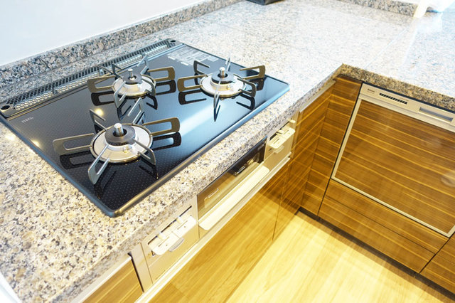 ３口のガスコンロが導入されたキッチン。L字型になっています！※写真は同タイプ住戸です。