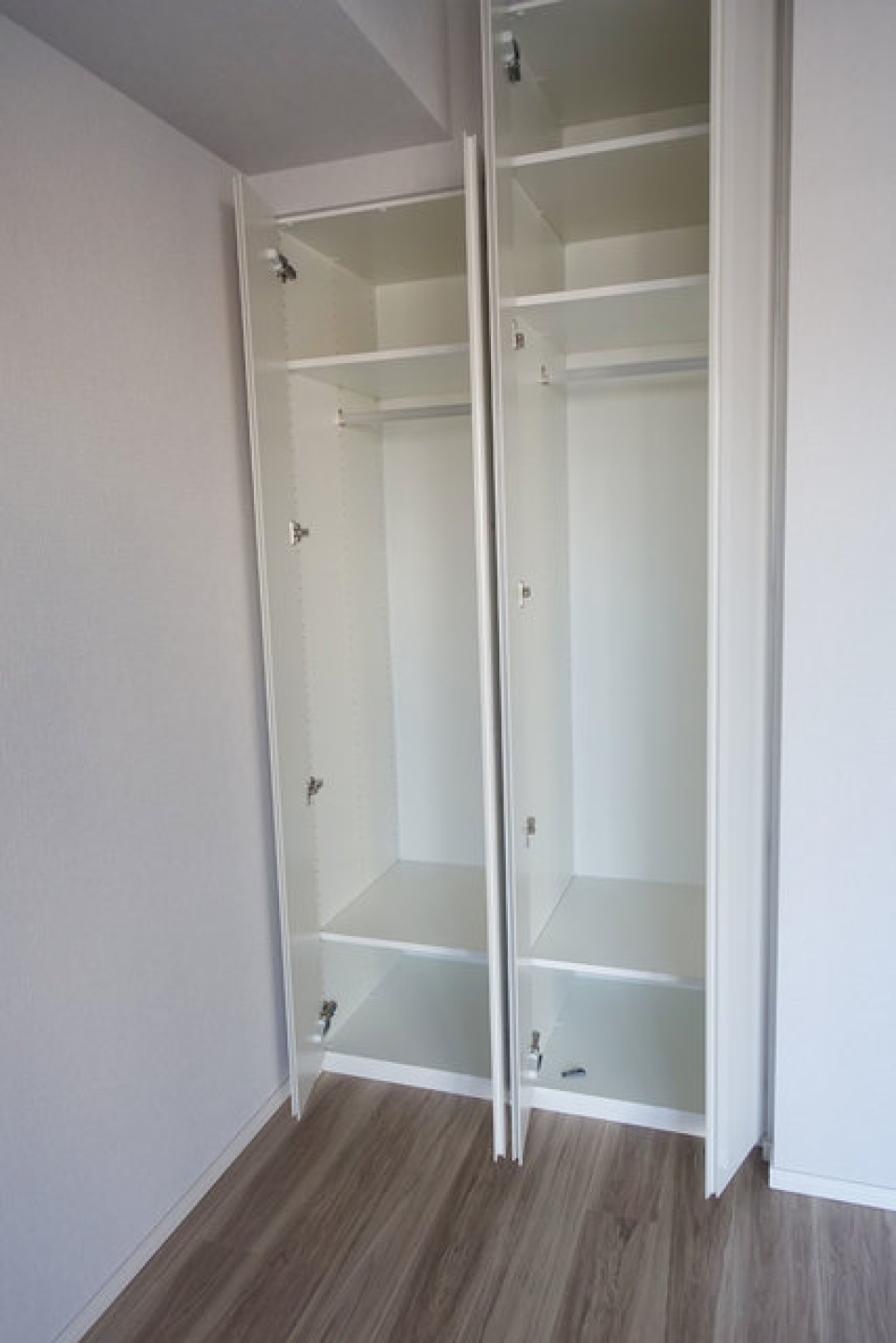 こちらは４．５帖の洋室の収納です。※写真は同タイプ住戸です。