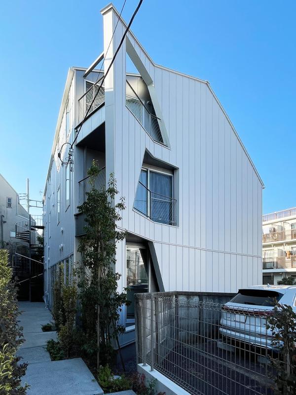 ３階建ての建物の２階に位置しています。