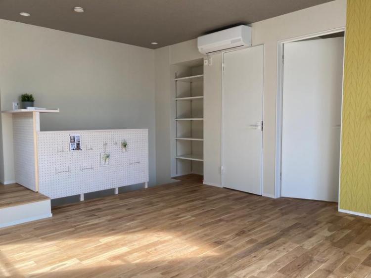 カウンターに囲まれた階段です。