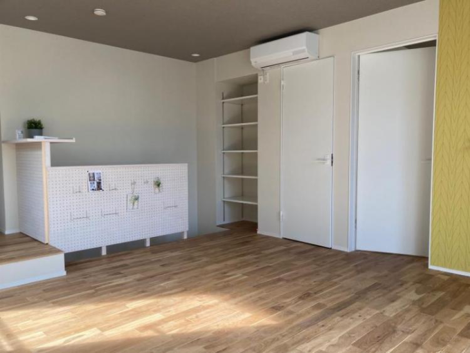 カウンターに囲まれた階段です。