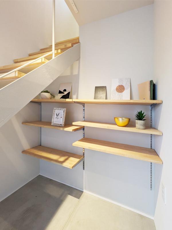 2階から3階へと続く階段下には棚があり、好きなものを慣れ下手くなりますね！
