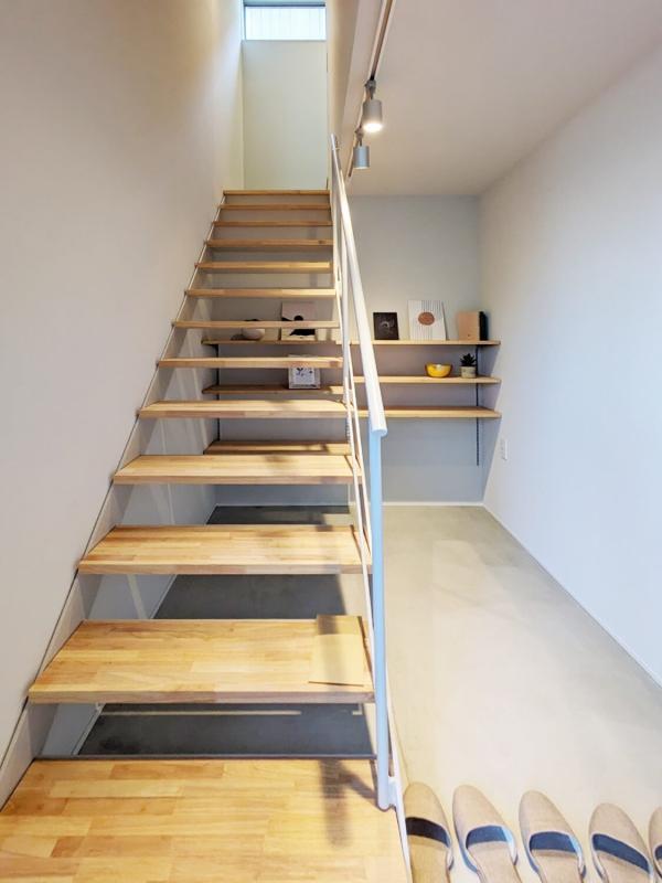 スケルトン階段がオシャレ。土間には自転車を置いたりしても、趣味のものを置いたりしてもGOOD。