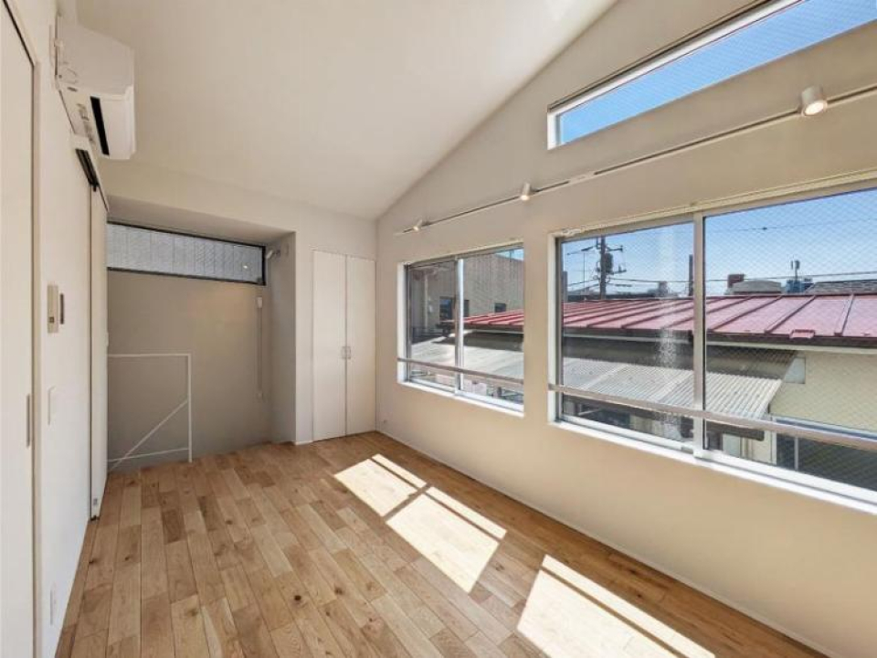 大き目の窓が光を集めます。