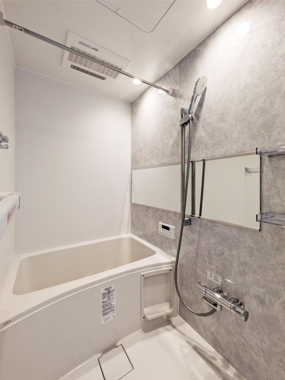 グレーのパネルが導入された浴室です。