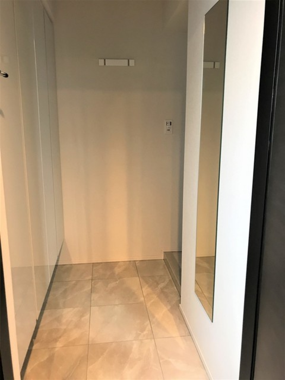 玄関です。嬉しい姿見付きです。
※写真は同タイプ住戸です。