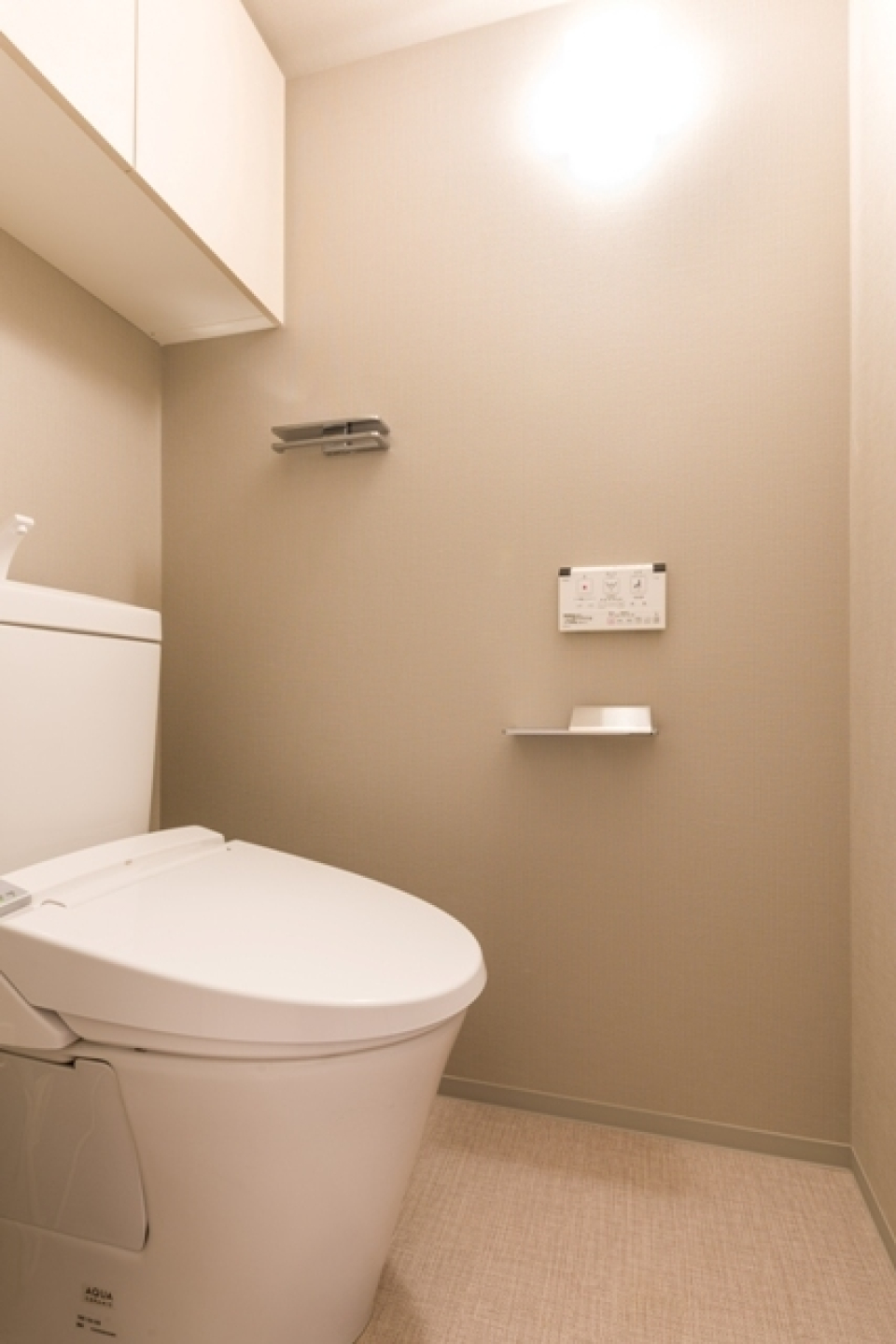 トイレです。収納棚付きです。
※写真は同タイプ住戸です。