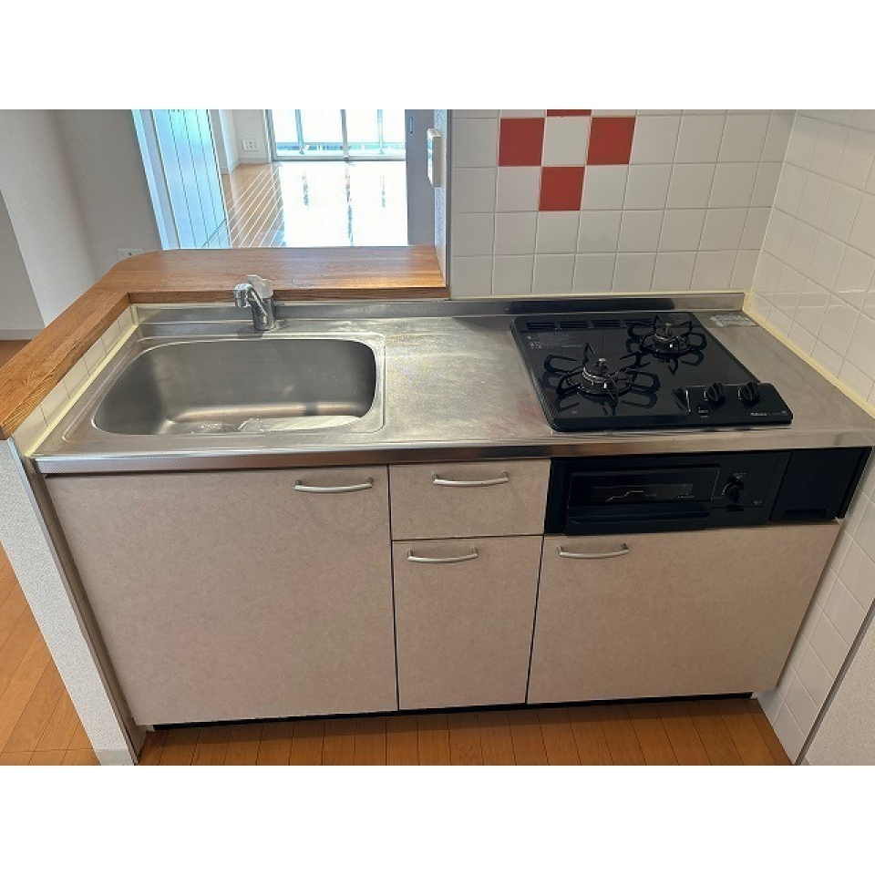 キッチンです。2口のガスコンロ付きです。
※写真は別室