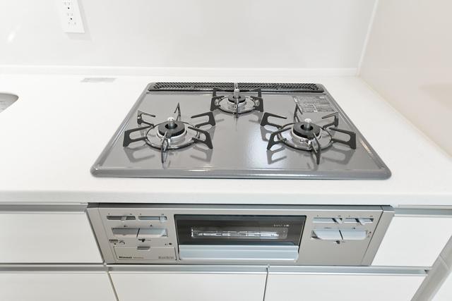 3口のガスコンロ付きです。
※写真は同タイプ住戸です。