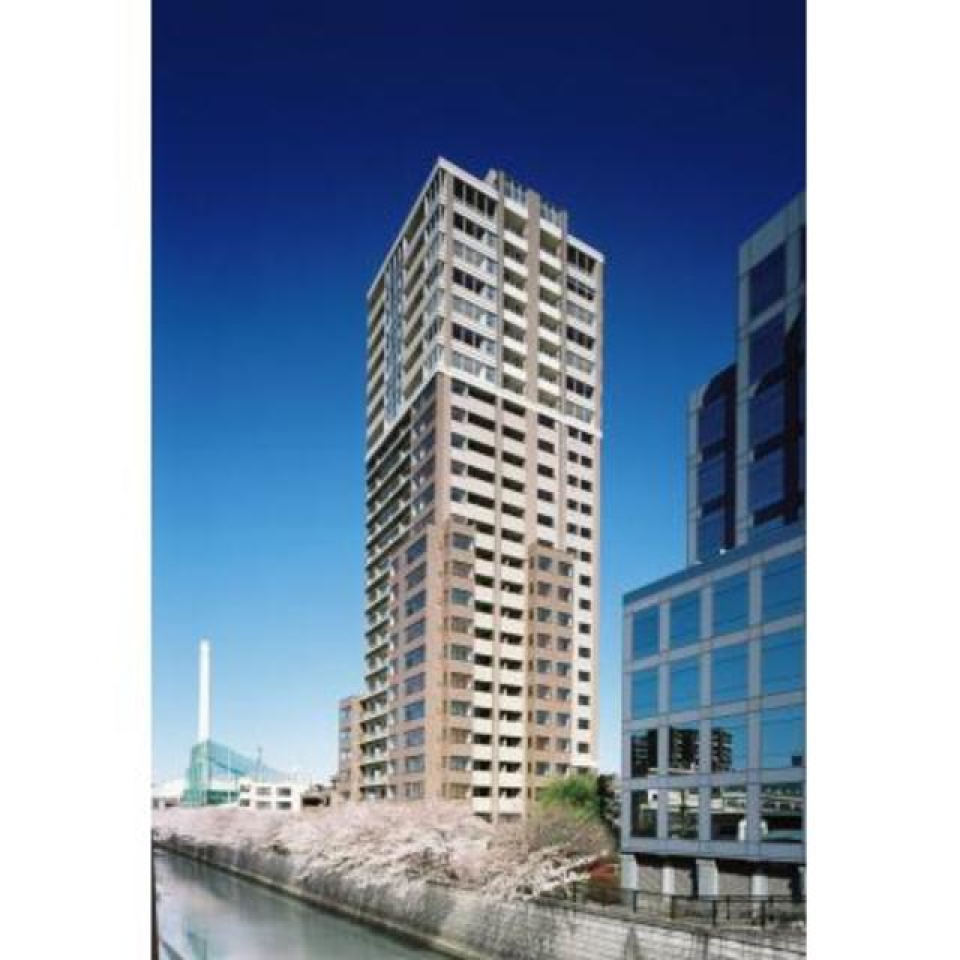 目黒川沿いに佇むマンション