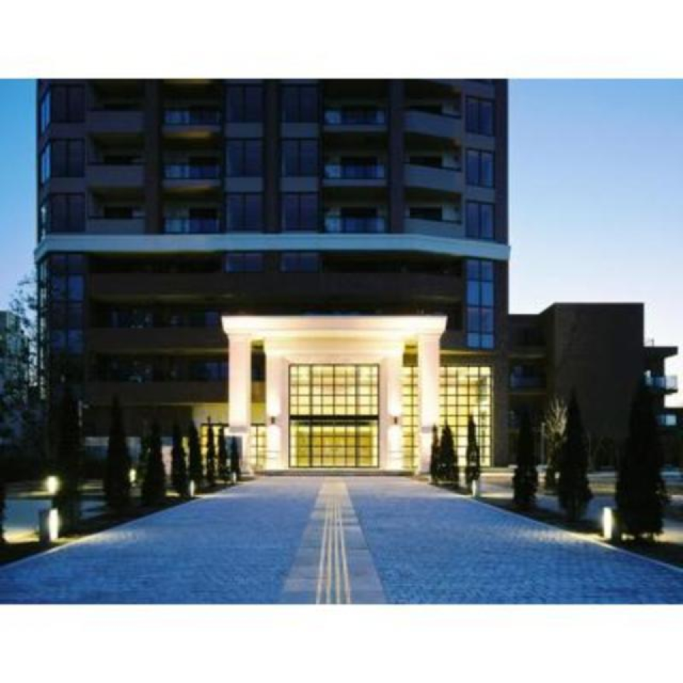 夜に光輝くエントランス