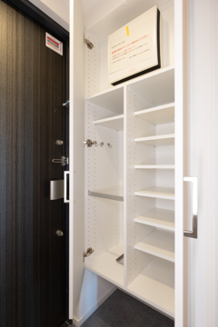 シューズボックスを開けた時の様子。※写真は同タイプ住戸です。