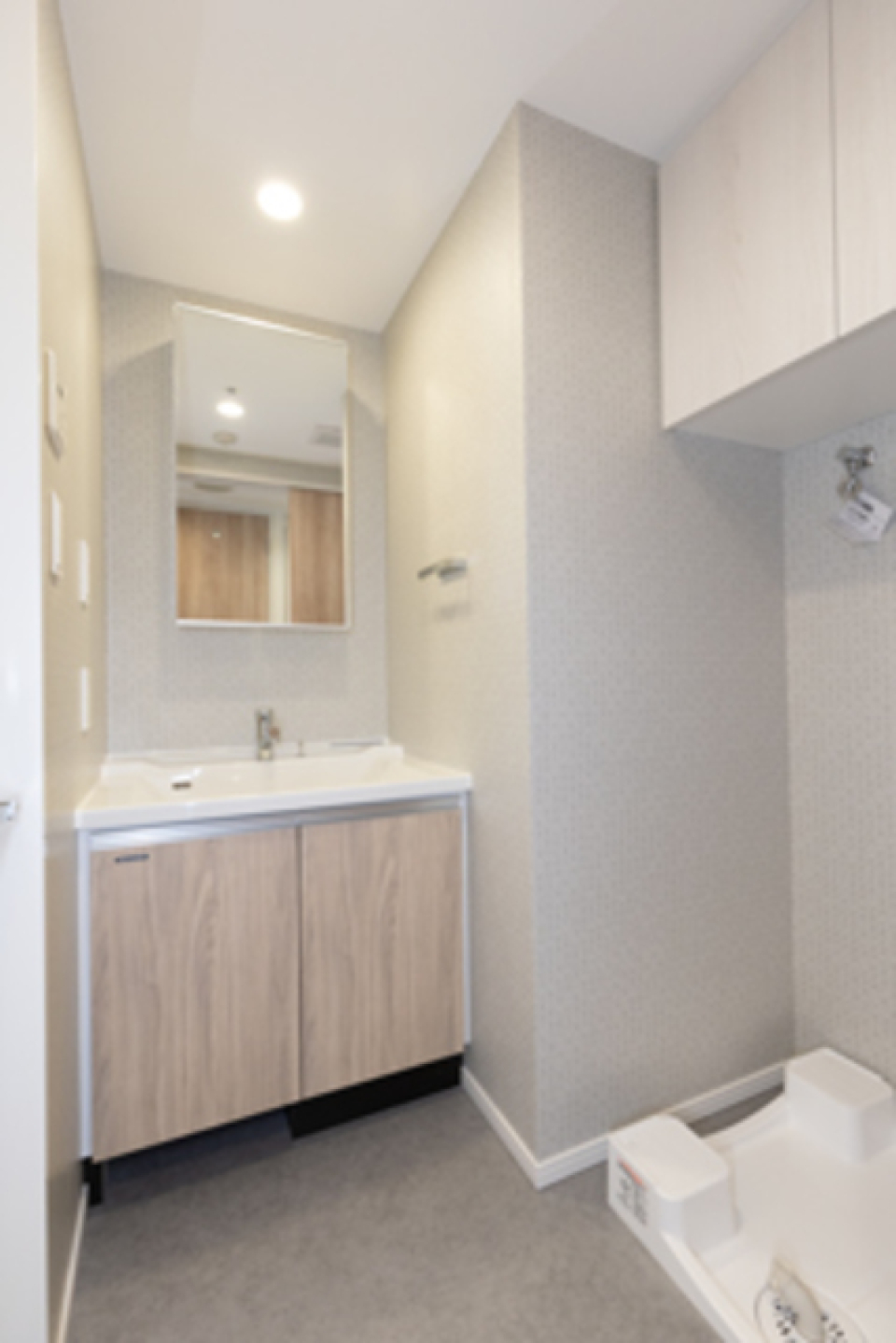 洗面所には洗濯機を置けるスペースもあります。※写真は同タイプ住戸です。