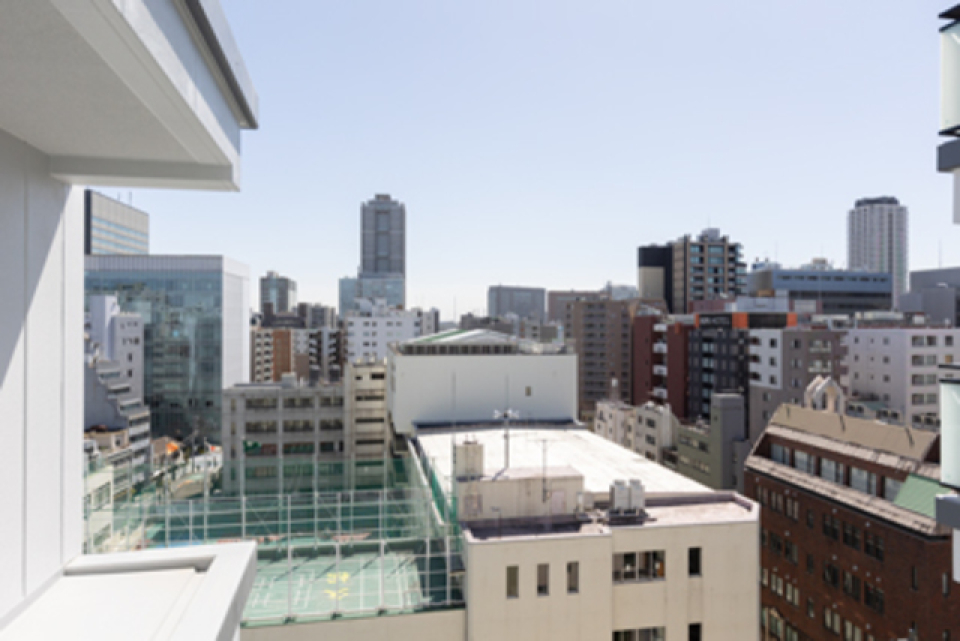 11階の建物の10階に所在しています。