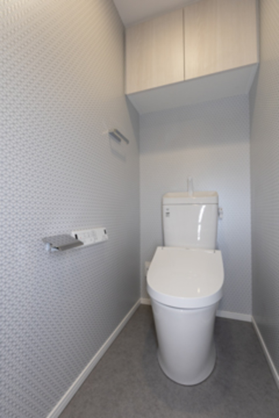 棚があるので掃除用具を整理整頓しやすそうです。※写真は同タイプ住戸です。