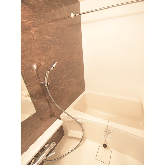 ブラウンのパネルが導入された浴室です。