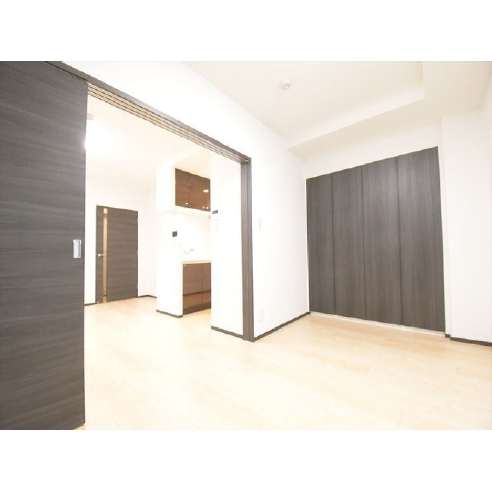 ６．７帖の洋室の奥には１０．１帖のLDKが広がります。