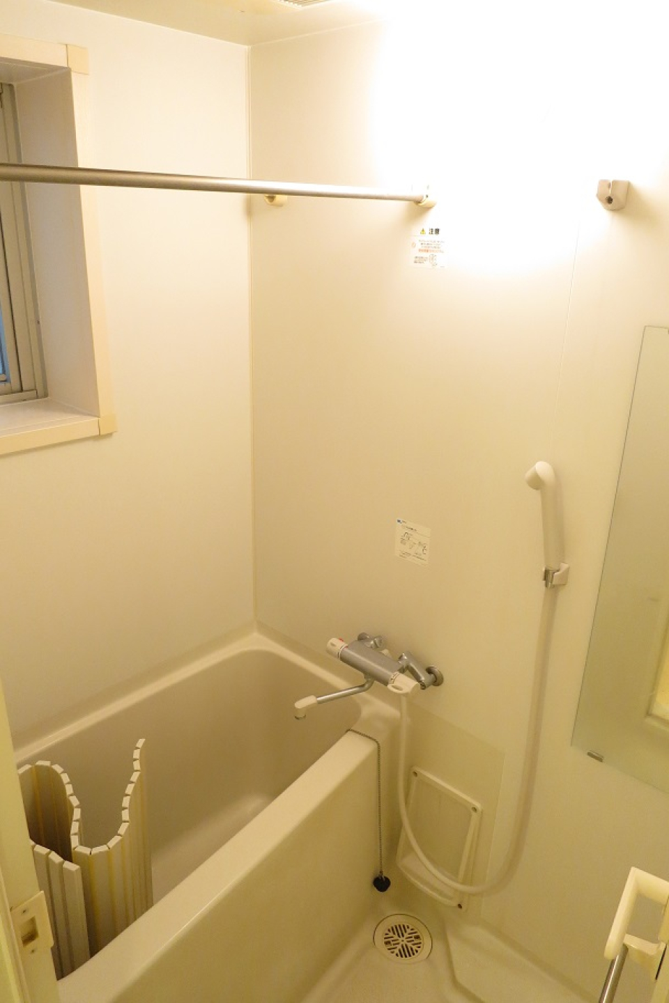 お風呂には小窓があります
※参考写真