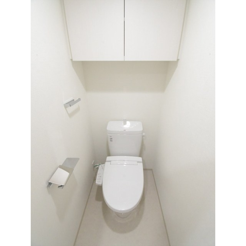 トイレです。収納棚付きです。