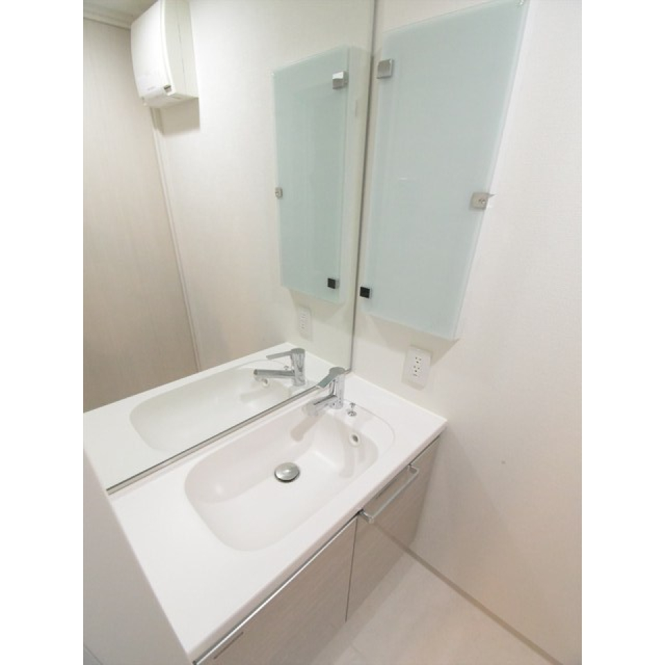 洗面台です。鏡が大きいと使いやすいですよね。