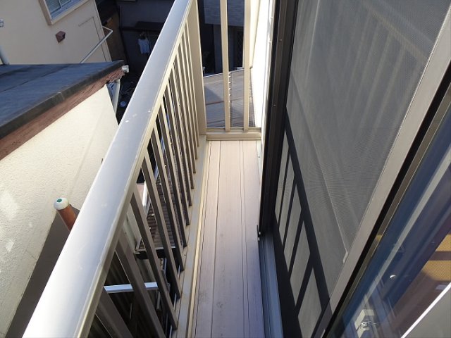 ちょっと狭いバルコニー。