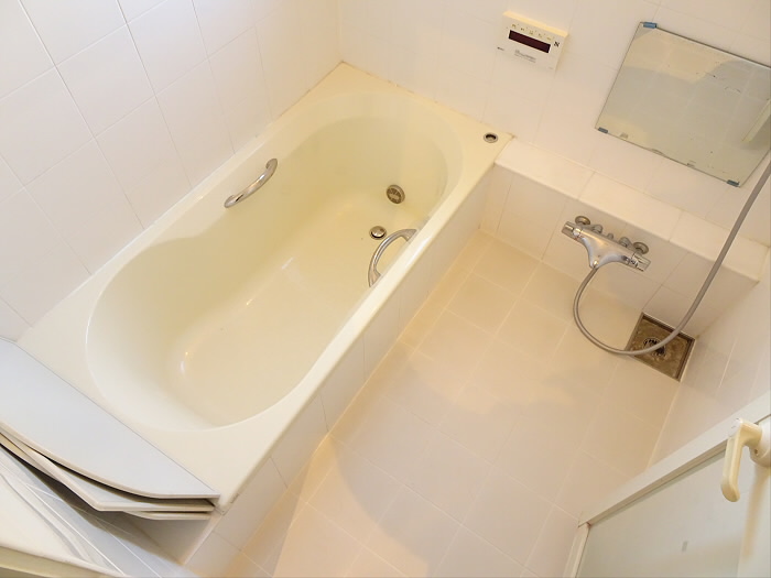 白でまとめられた清潔感のある浴室。