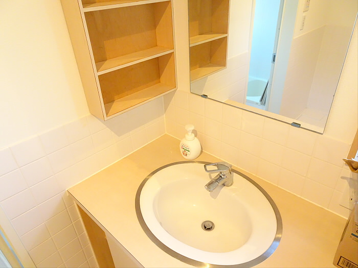 洗面台の左手にちょっとした棚が付いています。