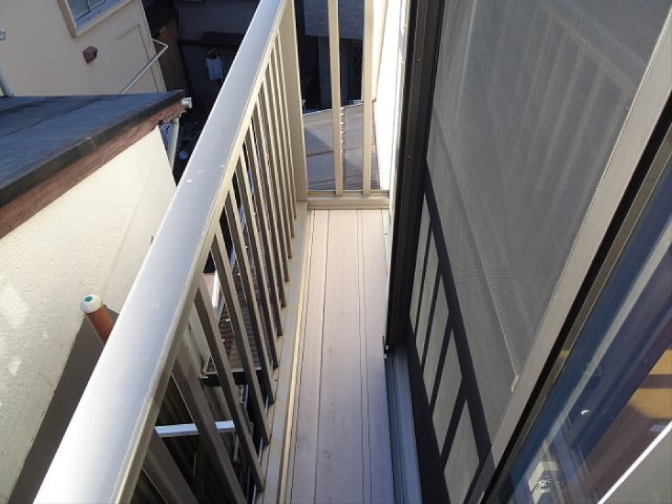 ちょっと狭いバルコニー。