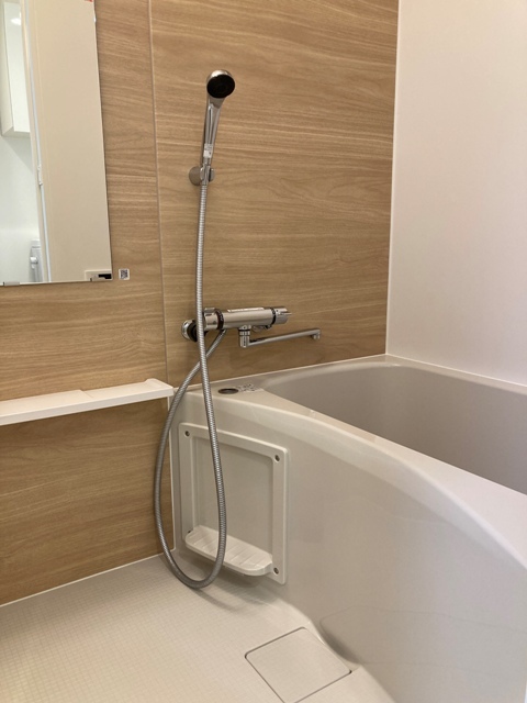 ナチュラルなパネルが導入された浴室です。※写真は同タイプ住戸です。