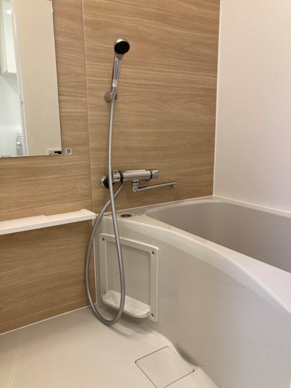 ナチュラルなパネルが導入された浴室です。※写真は同タイプ住戸です。