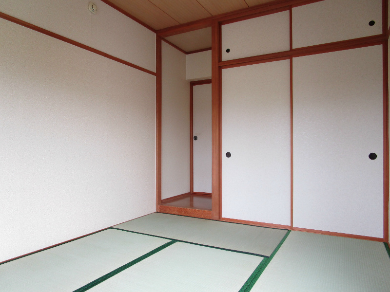 寝室は温かみのある和室です