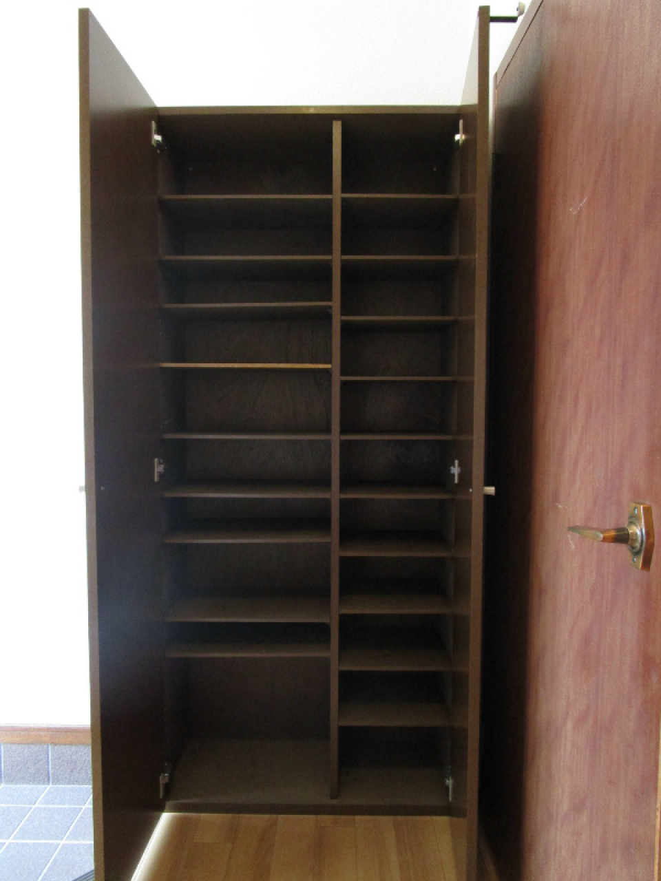 玄関にも大きなシューズボックス