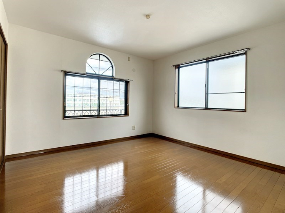 窓の形が特徴的ですね