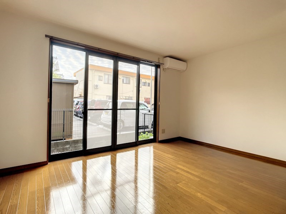 庭に出る窓は大きくて日光も取り入れやすい